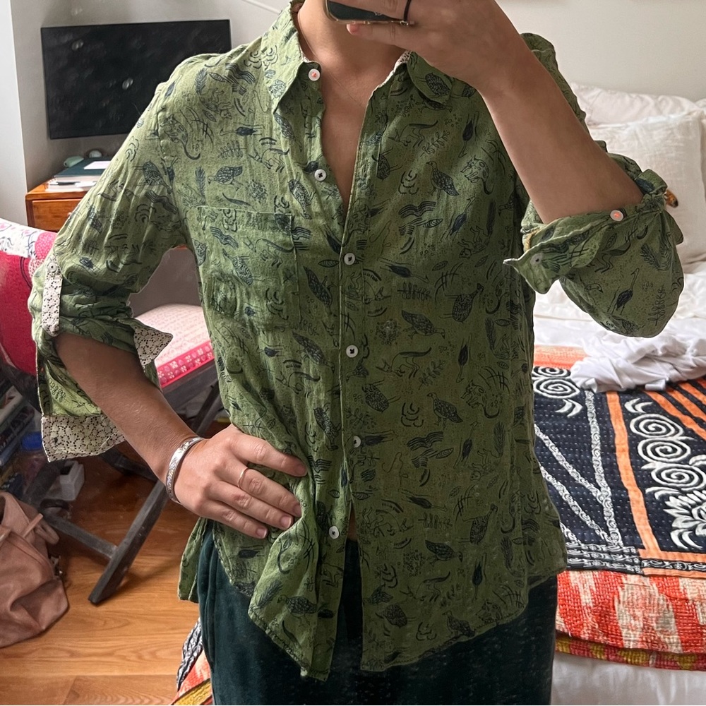 Holding Horses button down size 4 but fits like a S! Great condition